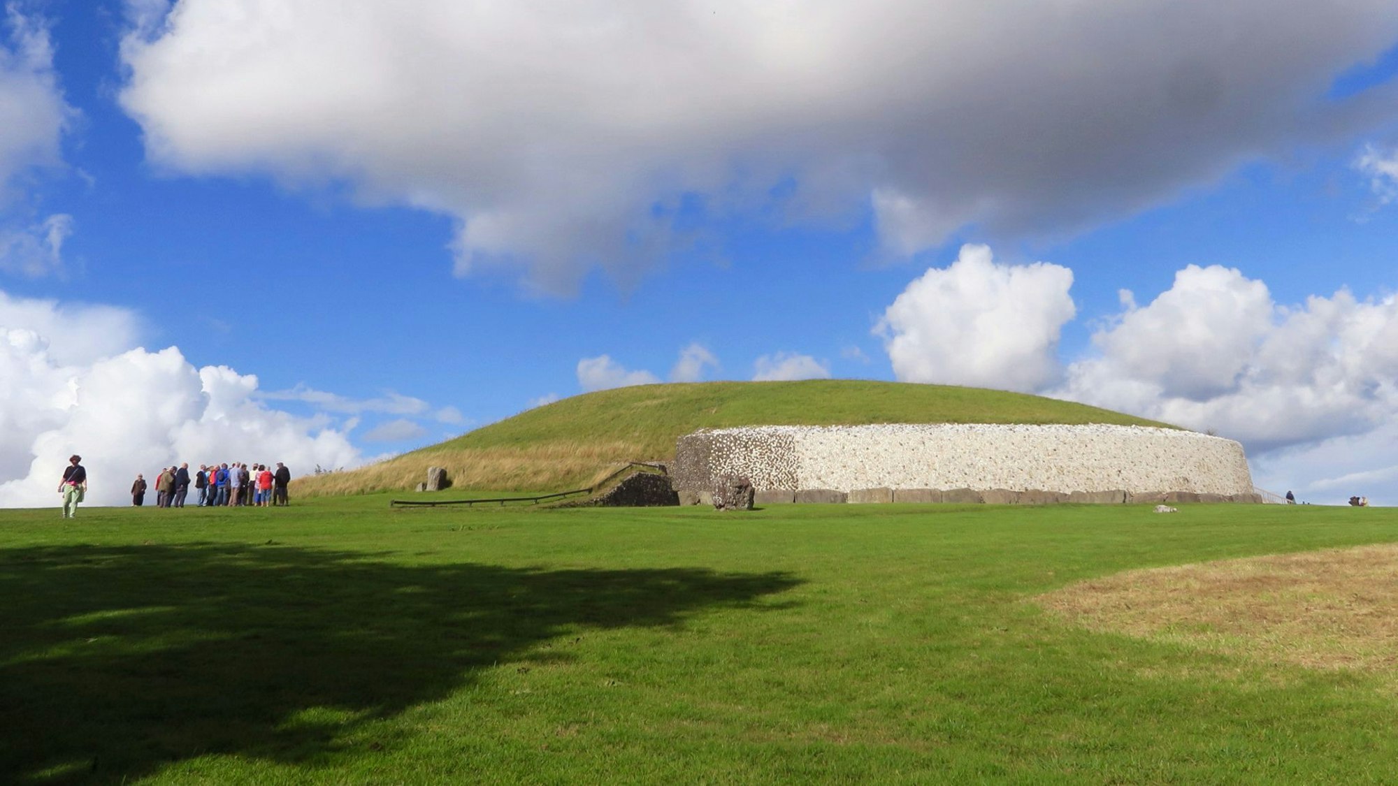 Die Grabanlage von Newgrange: Die Kammer verbirgt sich unter dem Hügel.