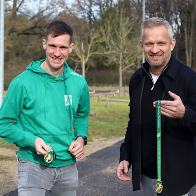 Ralf Ulmer und Tobias Becker halten die Medaillen in die Höhe.