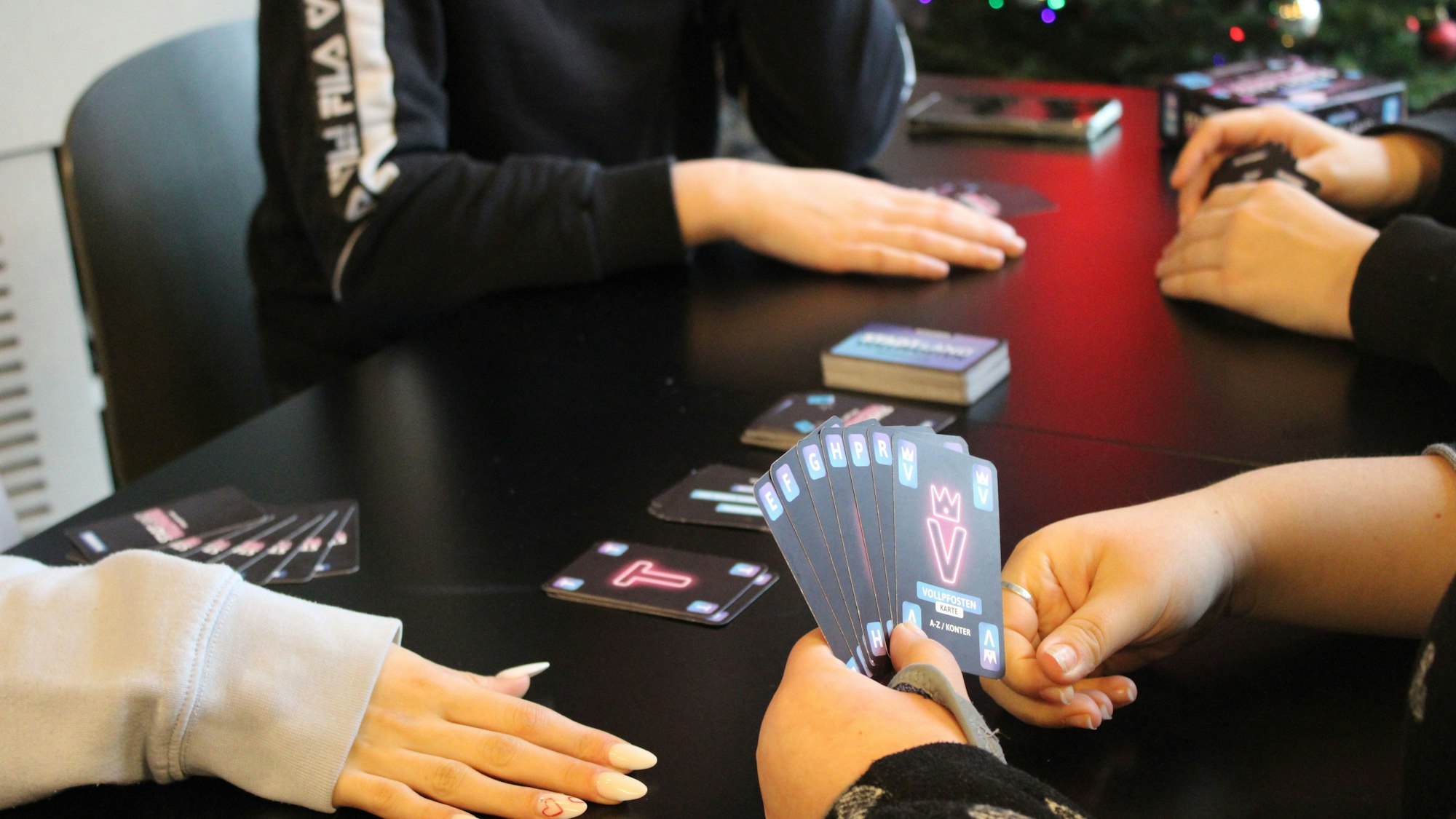 Soziale Medien erst ab 16 Jahren - das sagen Jugendliche, Lehrkräfte und Sozialarbeiter in Rhein-Sieg.