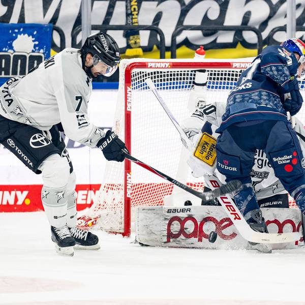 Münchens Adam Brooks beist sich an Oliwer Kaski (l.) und Haie-Goalie Janne Juvonen die Zähne aus.