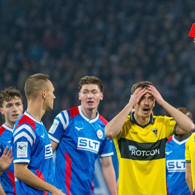 Fassungslosigkeit bei Aachens Danilo Wiebe (M.): Schiedsrichter Daniel Bartnitzki zeigt nach einem angeblichen Handspiel Rot.