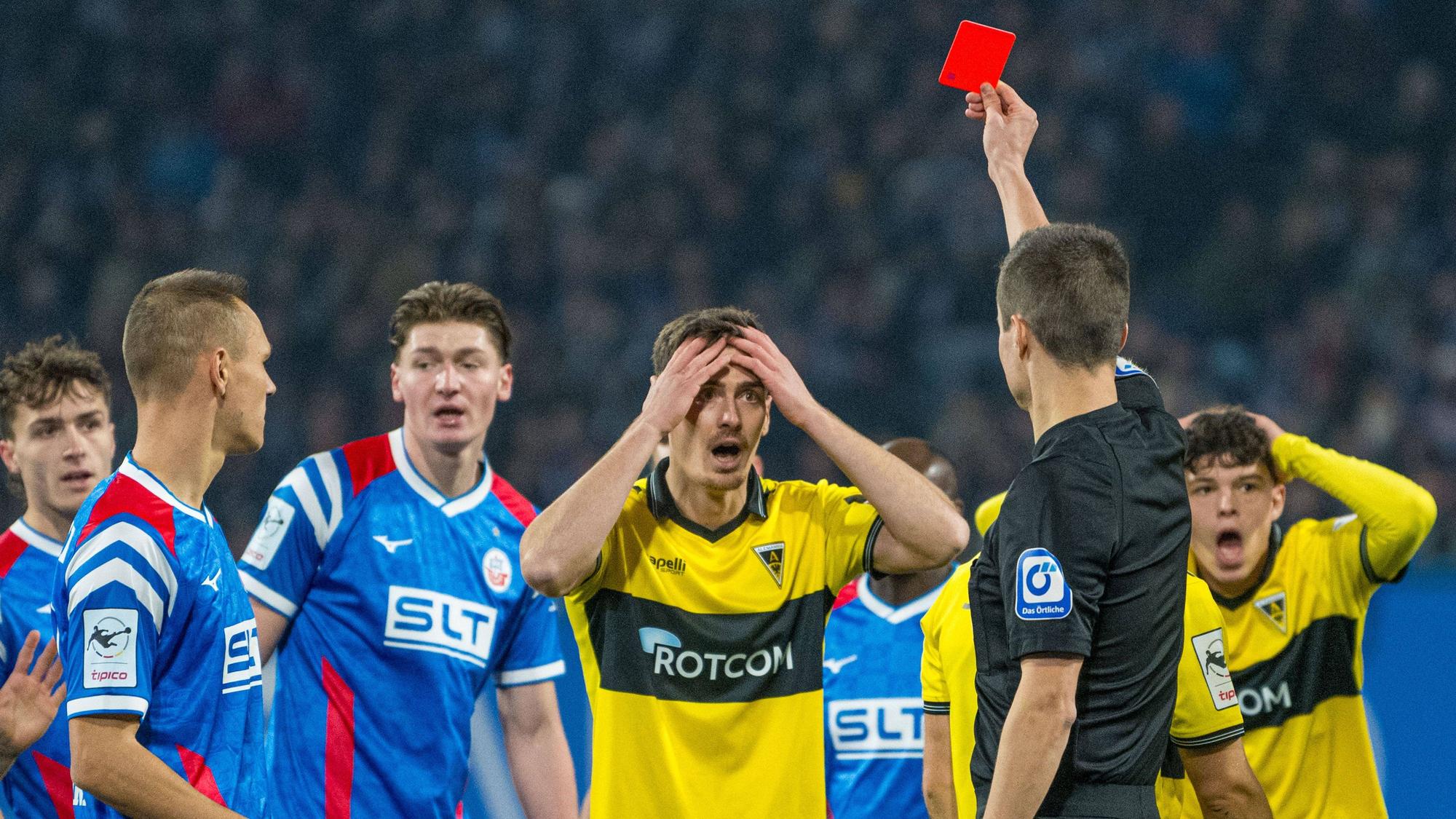 Fassungslosigkeit bei Aachens Danilo Wiebe (M.): Schiedsrichter Daniel Bartnitzki zeigt nach einem angeblichen Handspiel Rot.