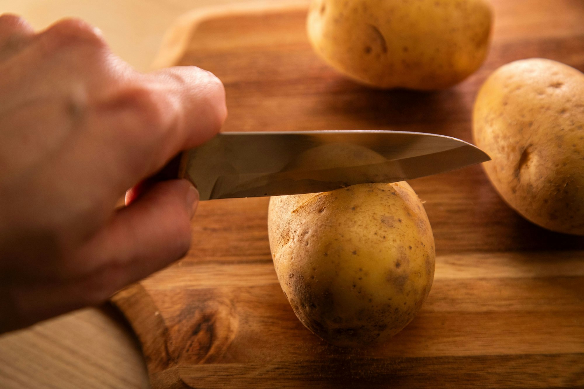 Schritt 1: Die Kartoffeln rundherum mit dem Messer vorsichtig einschneiden.
