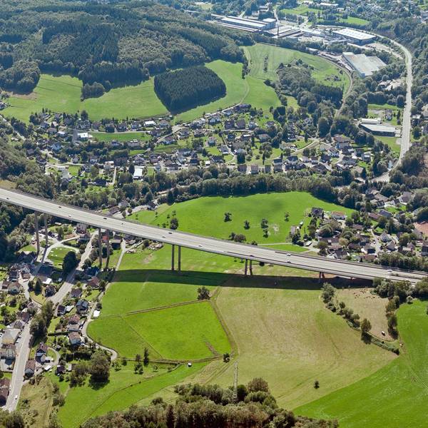 Zu sehen ist die Wiehltalbrücke aus der Vogelperspektive