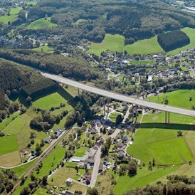 Zu sehen ist die Wiehltalbrücke aus der Vogelperspektive