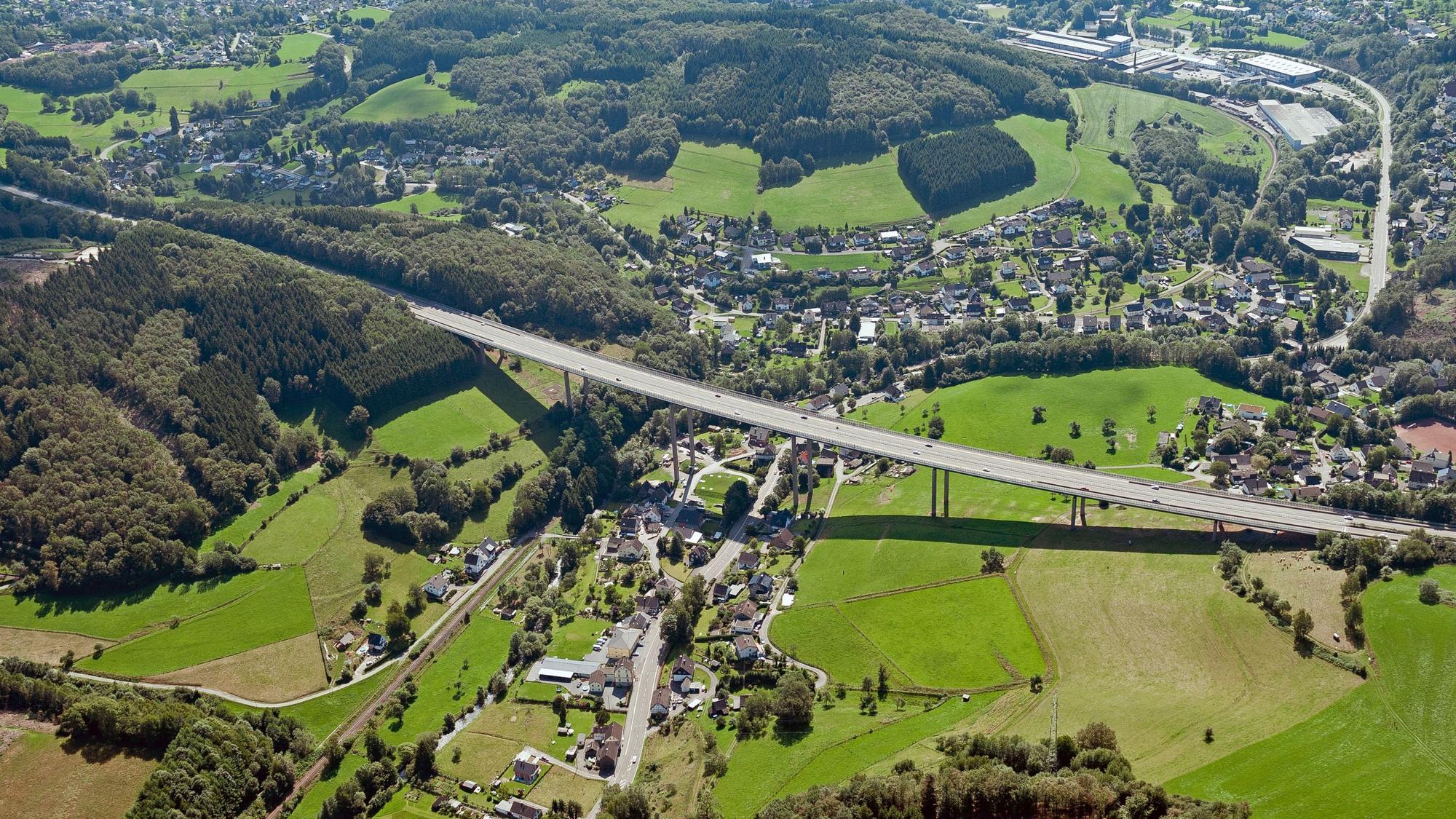 Das Foto zeigt ein Luftbild der Wiehltalbrücke.