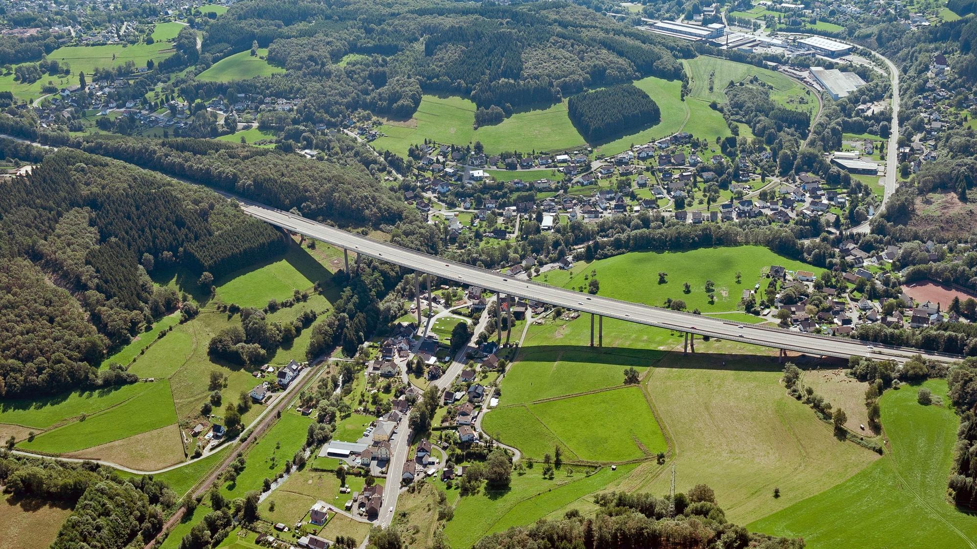 Der schlechte Zustand der Wiehltalbrücke sorgt für Diskussion. Politik und Autobahn GmbH diskutieren über die Sperrung für Lkw, über Sanierung und Neubau.