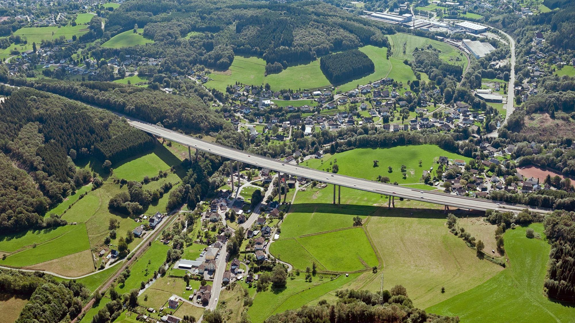 Eine Luftaufnahme von der Wiehltalbrücke.