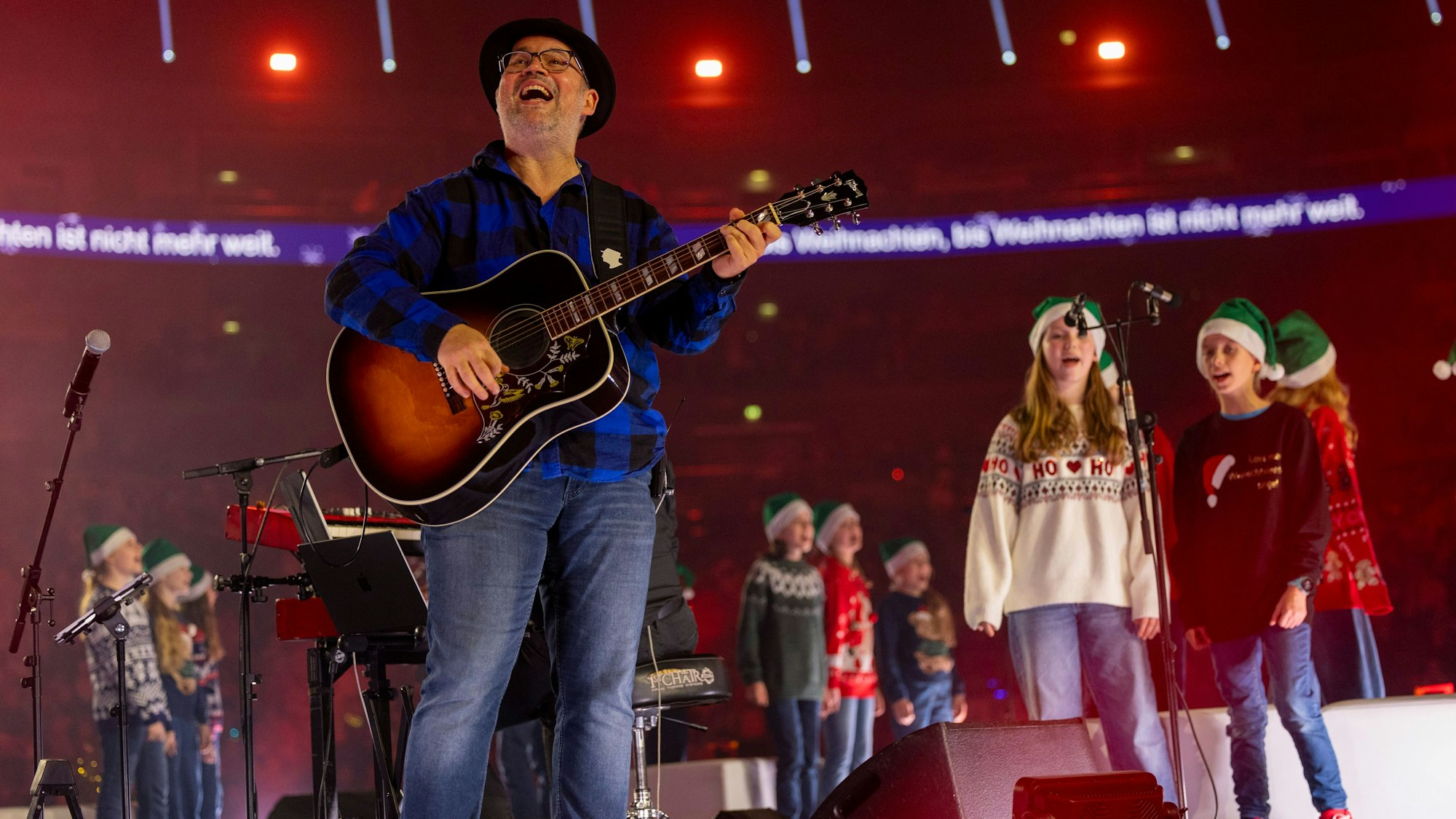 Mit fast zehntausend Menschen sang „Mitsingkönig“ Björn Heuser Weihnachtsleeder.