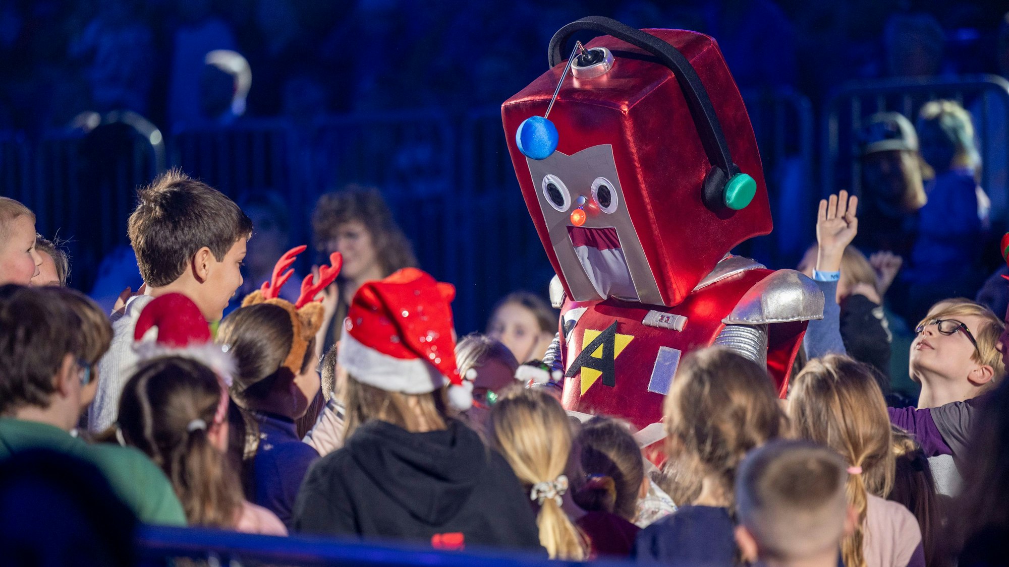 Beim Song „Arnold 100“ holte die Kinder-Rockband „Pele Mele“ den lebensgroßen Roboter auf die Bühne.
