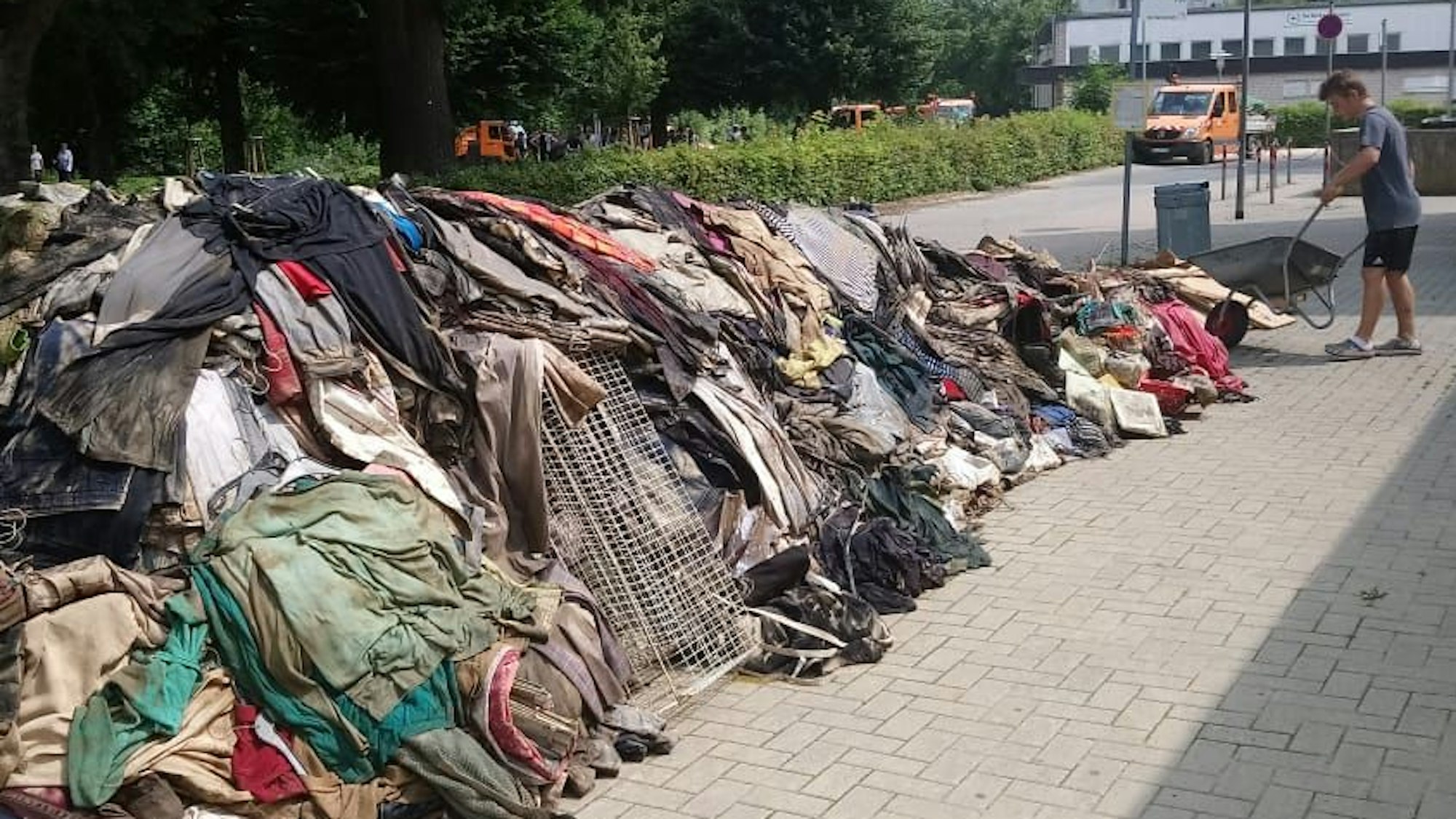 Am Straßenrand türmten sich nach der Flut 2021 Kleidungsstücke.