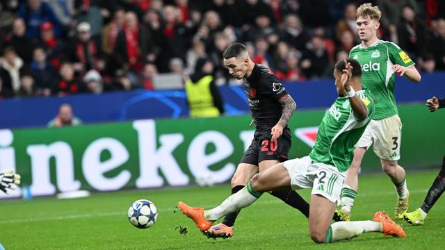 Alejandro Grimaldo (l) macht das Tor zum 2:2-Ausgleich.