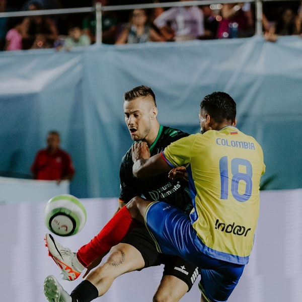 Fußballer Sven Wurm im Clinch mit einem kolumbianischen Fußballer.