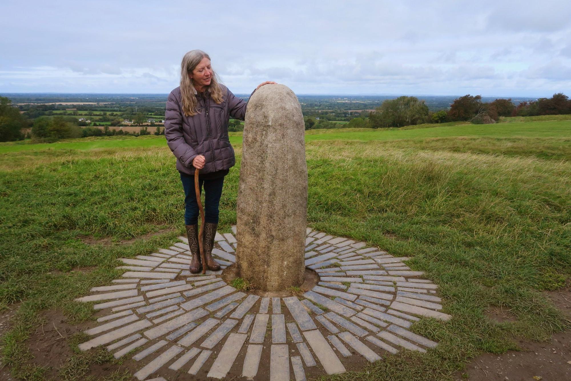 Treasa Kerrigan stellt sich selbst als Hohepriesterin vor - wie viele ihrer Landsleute glaubt sie an die Wirkung von Kraftorten wie dem Hill of Tara.