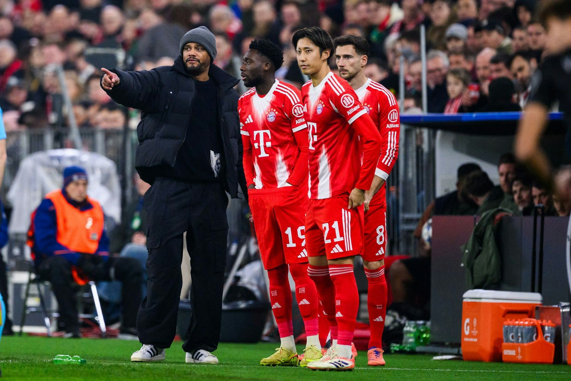 Der große Moment: Vincent Kompany (l) wechselt Alphonso Davies (2.vl) ein.