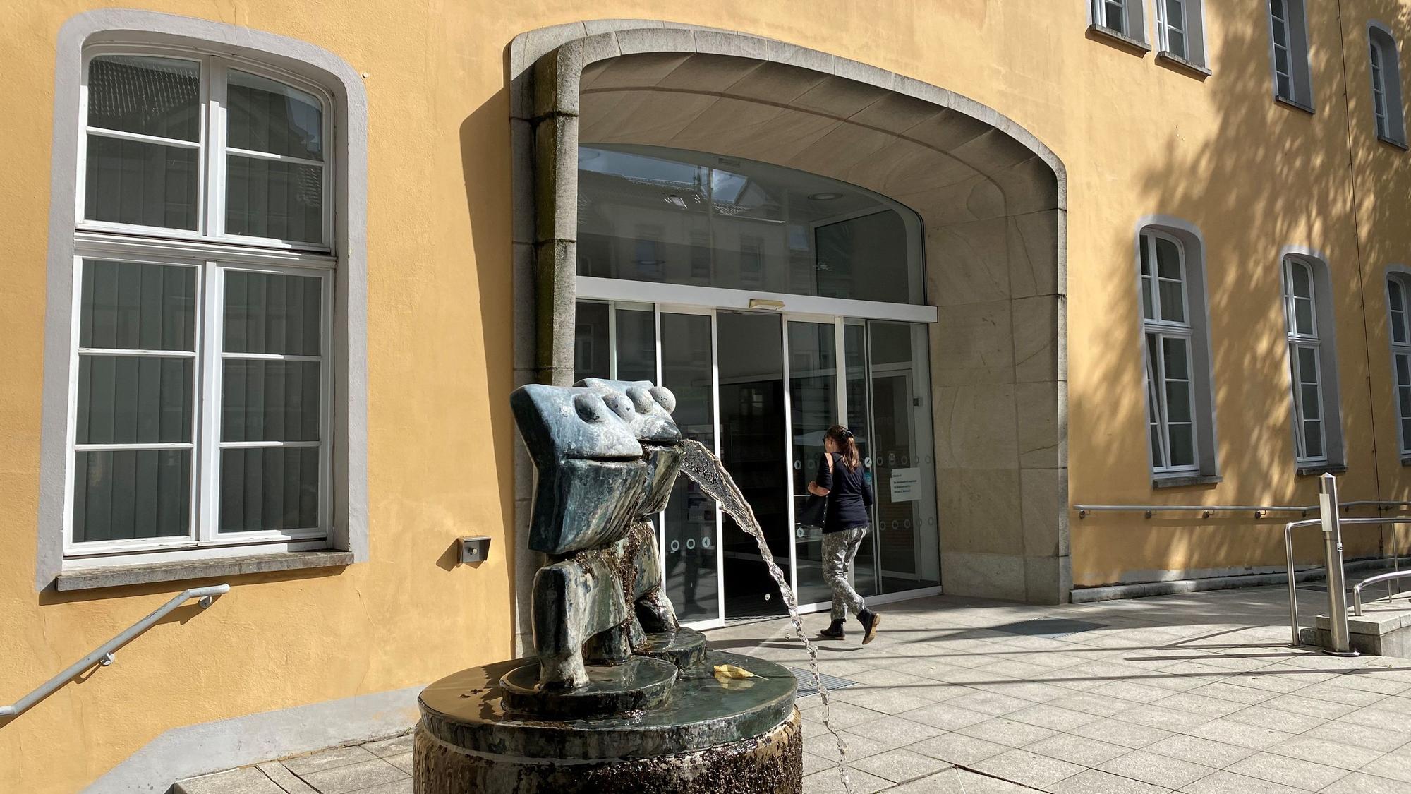 Zu sehen ist der Brunnen vor dem Brühler Rathaus.