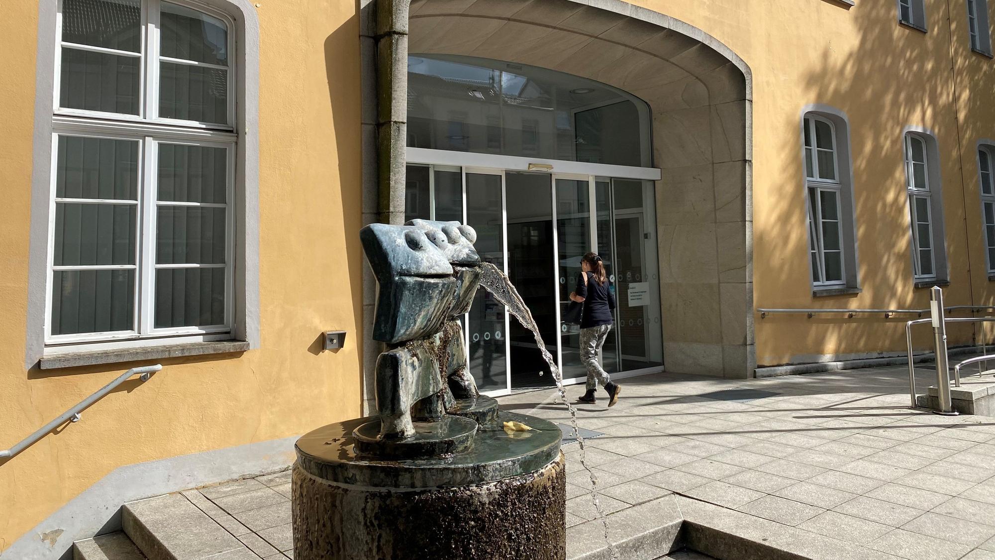 Zu sehen ist das Brühler Rathaus.