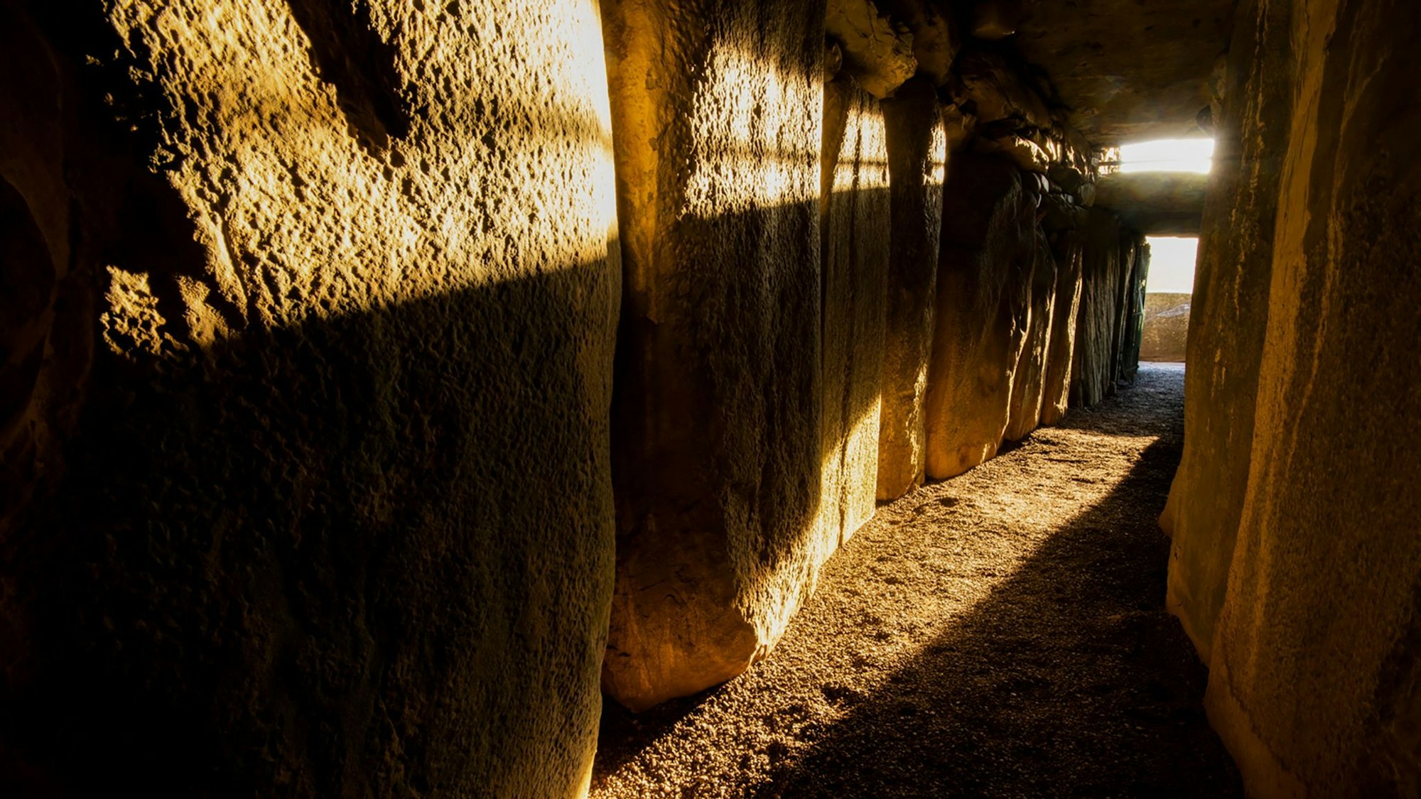 Sonne scheint in den Gang der Grabkammer von Newgrange: Zur Wintersonnenwende fällt das Morgenlicht besonders lang hier hinein.