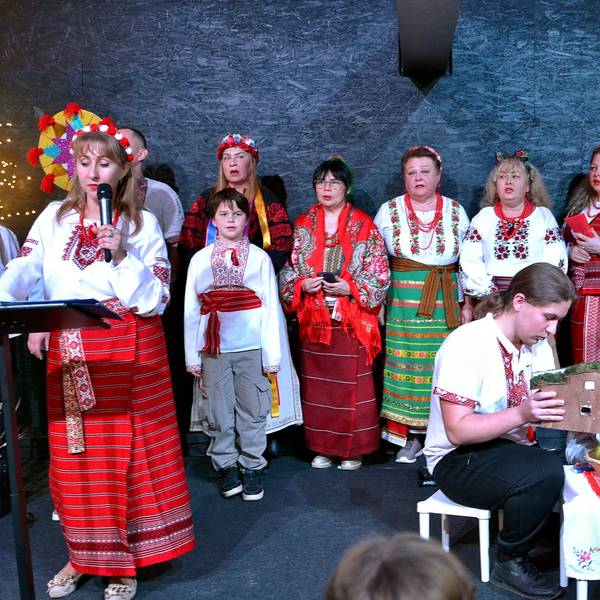 Die Mitglieder des Chor Barvy präsentierten in traditioneller urkainischer Kleidung stimmungsvolle Einblicke in das Weihnachtsfest.