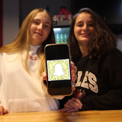 Soziale Medien erst ab 16 Jahren - das sagen Jugendliche, Lehrkräfte und Sozialarbeiter in Rhein-Sieg.