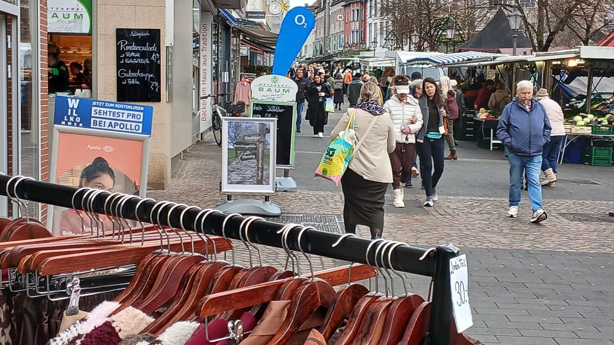 Blick in eine Fußgängerzone.