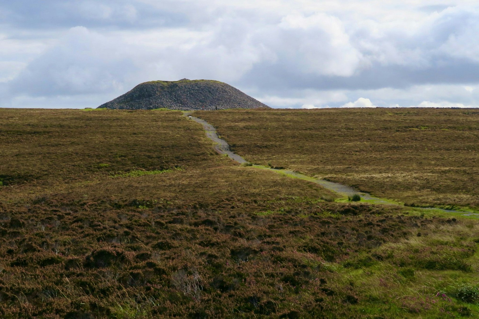 Einsam hebt sich der Knocknarea am Horizont: Der Monolith beherbergt ein altes Steingrab, in dem der Legende nach die Kriegerkönigin Maeve begraben ist.
