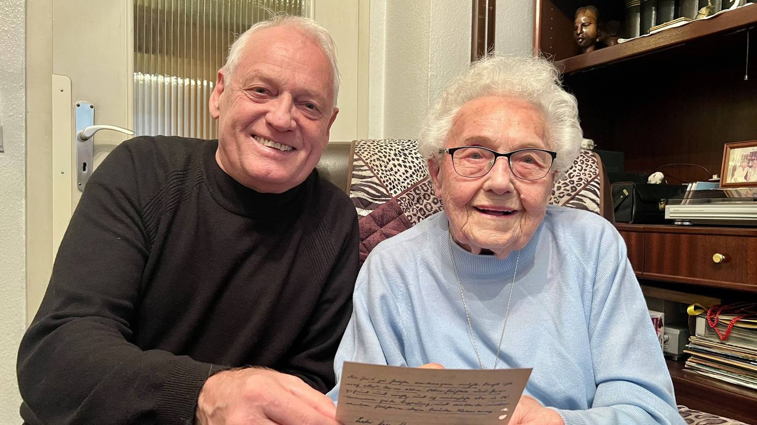 Die 101 Jahre alte Margret Küster mit einem von 250 in Sütterlin-Handschrift verfassten Briefen, die der Vater von Ludger Bunten im Zweiten Weltkrieg von der Ostfront geschickt hat.