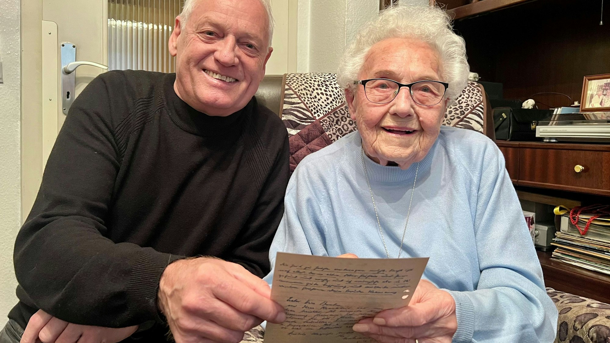 Die 101 Jahre alte Margret Küster mit einem von 250 in Sütterlin-Handschrift verfassten Briefen, die der Vater von Ludger Bunten im Zweiten Weltkrieg von der Ostfront geschickt hat.