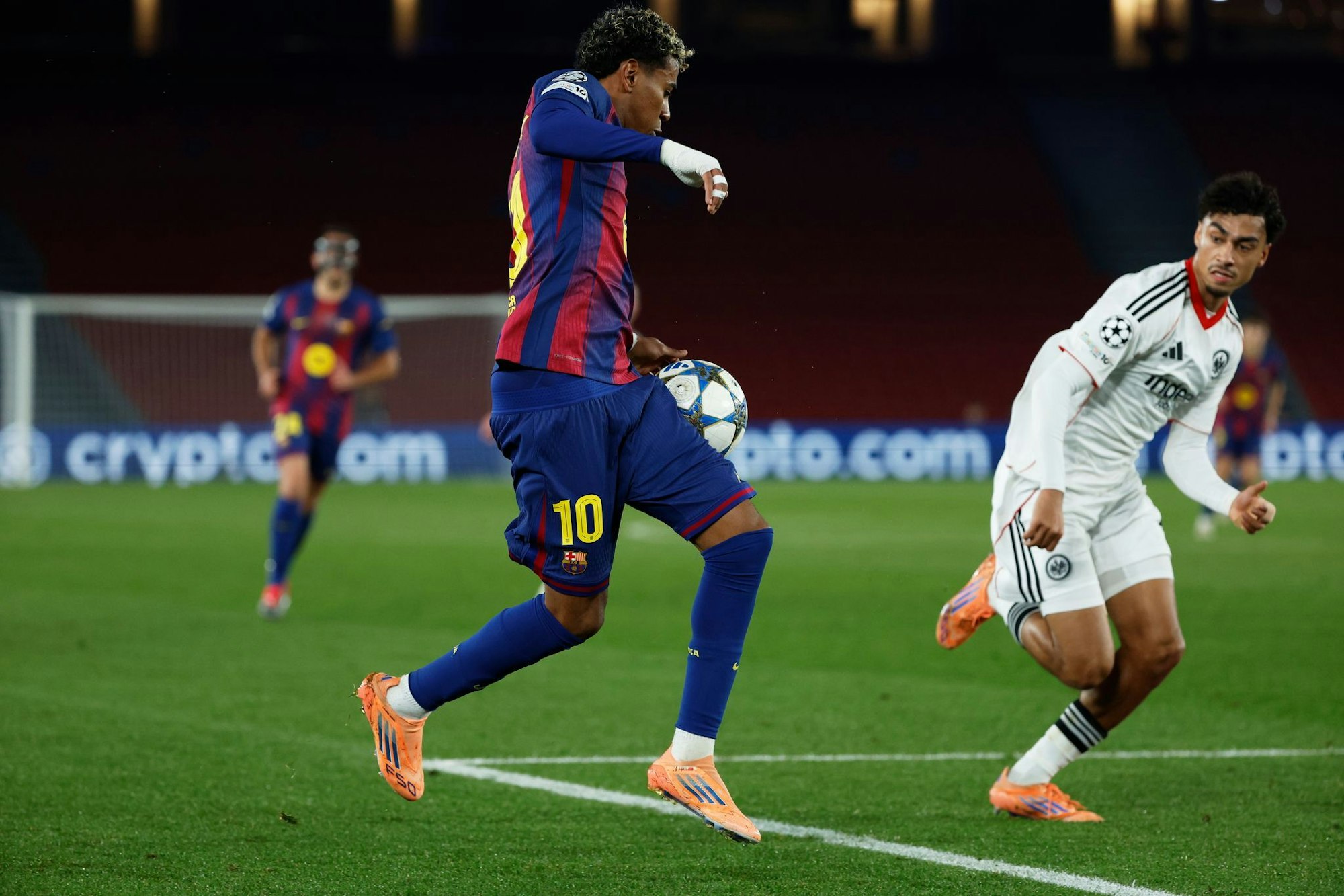 Nahm Barcelona-Star Lamine Yamal weitgehend aus dem Spiel: Nathaniel Brown (r).