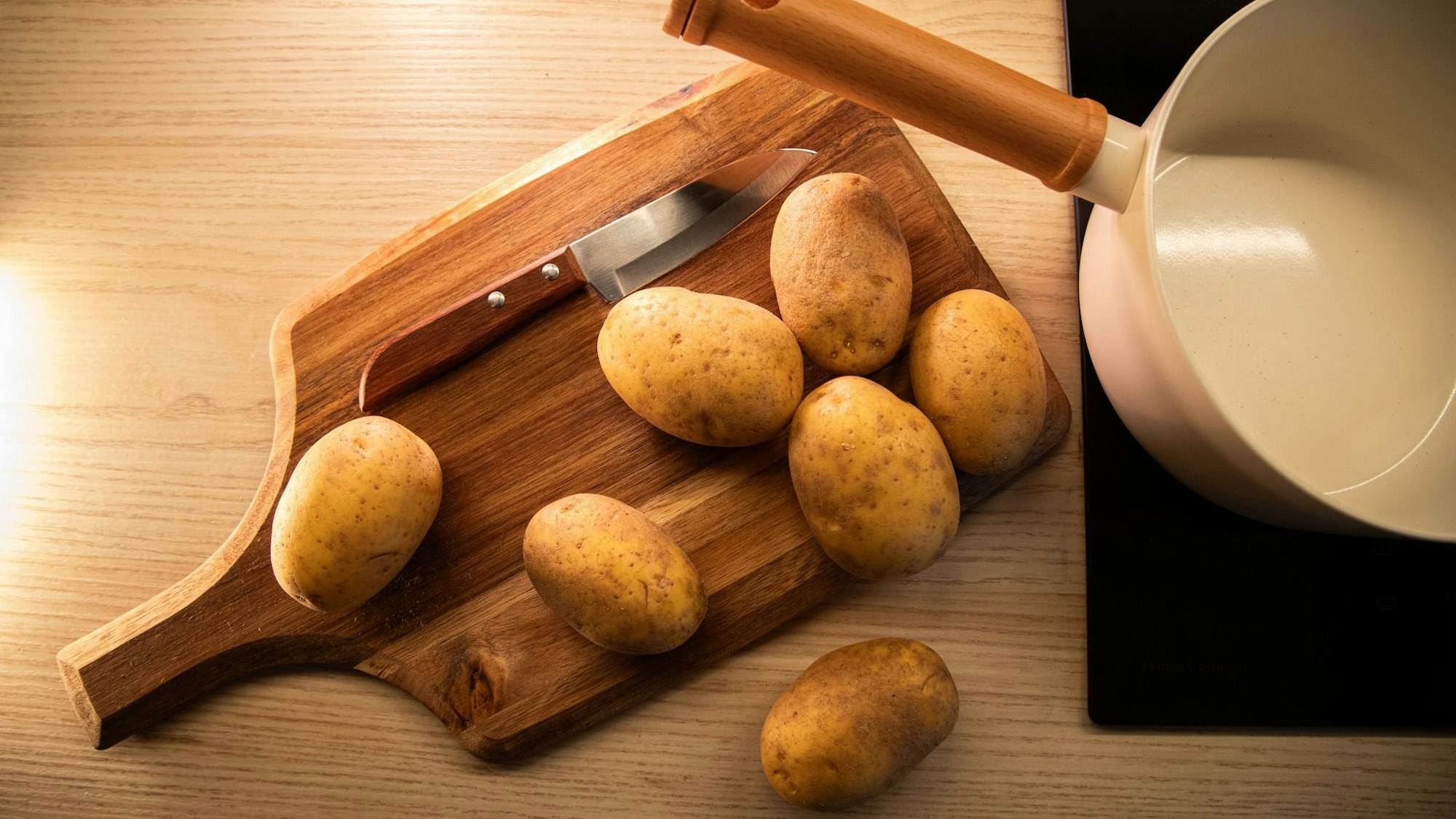 Kartoffeln schälen vor Heiligabend: Für viele gehört das dazu. Wie geht es schnell und einfach?