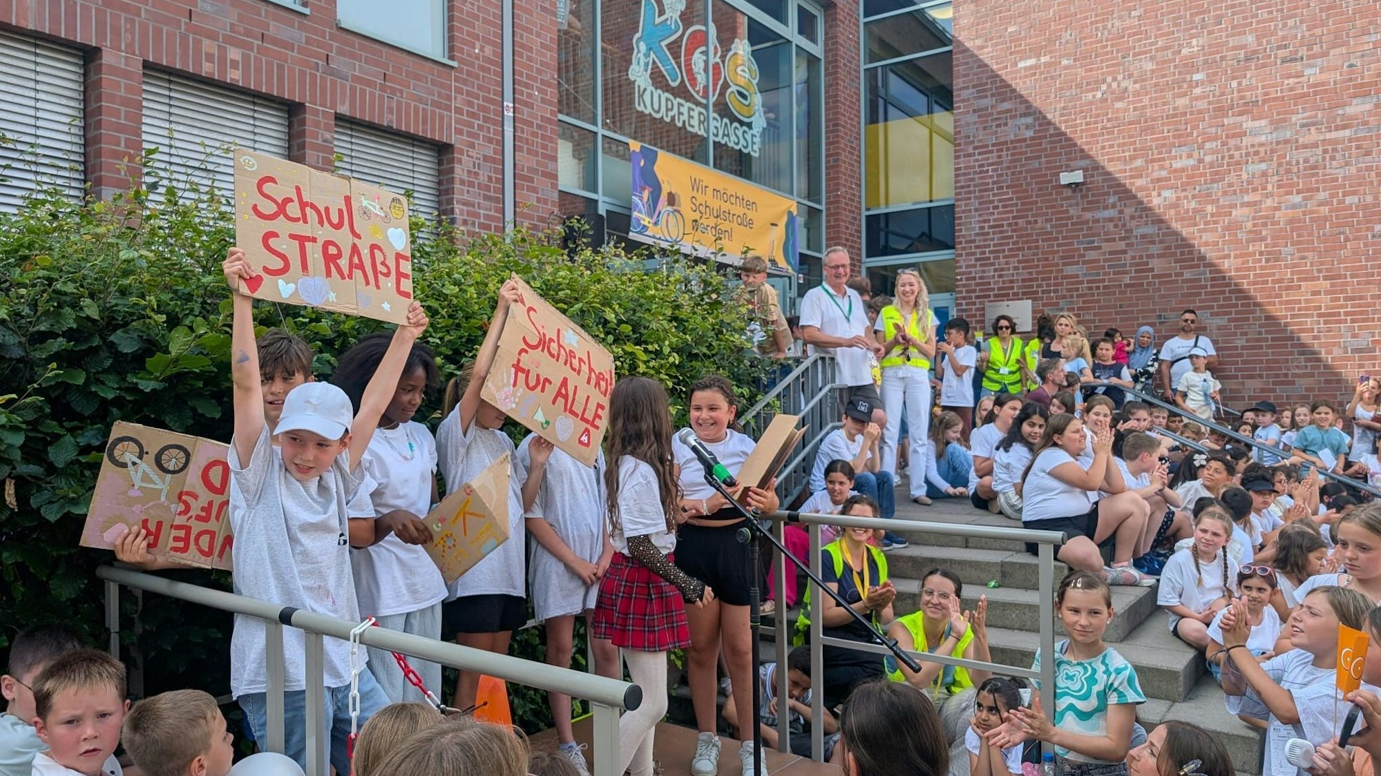 Schülerinnen und Schüler der KGS Kupfergasse in Porz-Urbach bei einem Aktionstag im Sommer 2025.