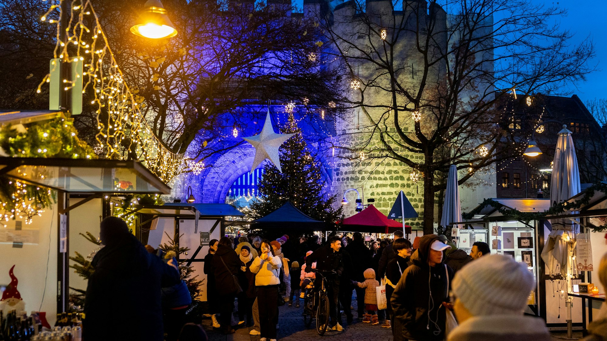 Auch die Weihnachtsmärkte, wie hier der „Winterzauber Eigelstein“ müssen ohne Schnee und niedrige Temperaturen auskommen.