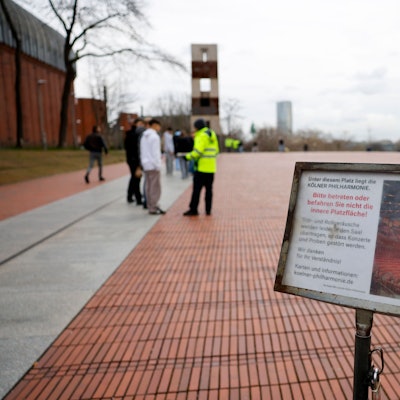 Wegen Mängeln beim Schallschutz darf der Heinrich-Böll-Platz seit 1999 während Konzerten und Proben nicht betreten werden.