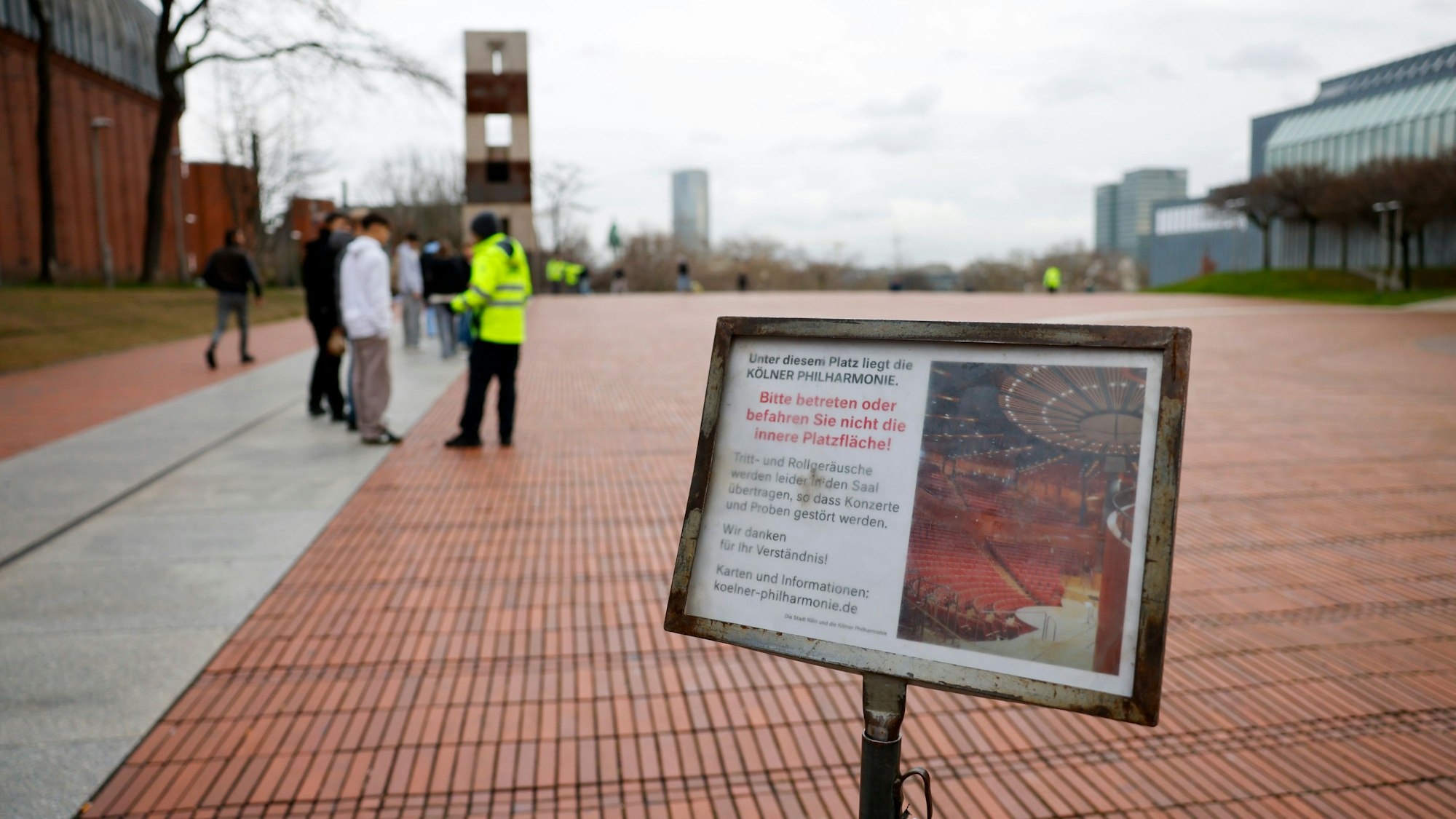 Wegen Mängeln beim Schallschutz darf der Heinrich-Böll-Platz seit 1999 während Konzerten und Proben nicht betreten werden.