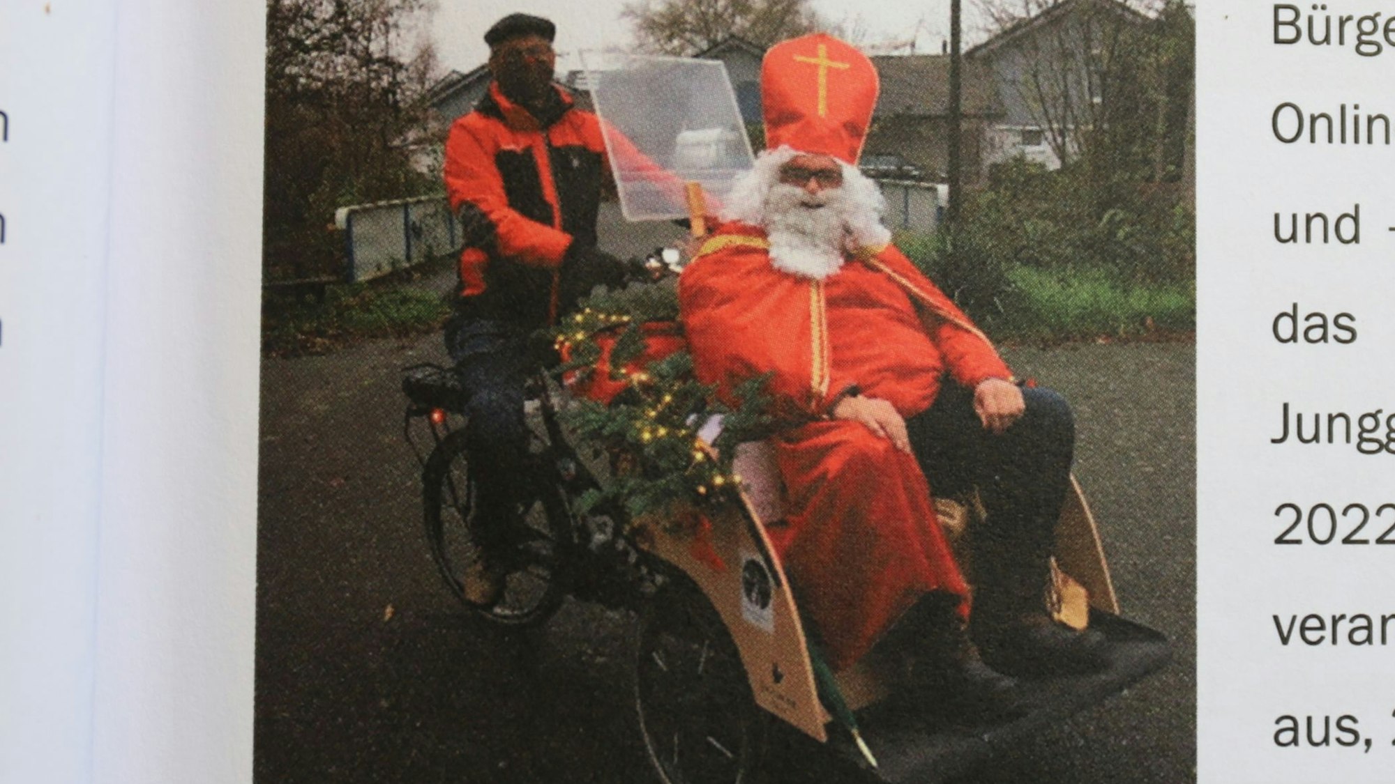 Zu Corona-Zeiten fuhr der Nikolaus mit der Rikscha durchs Dorf.