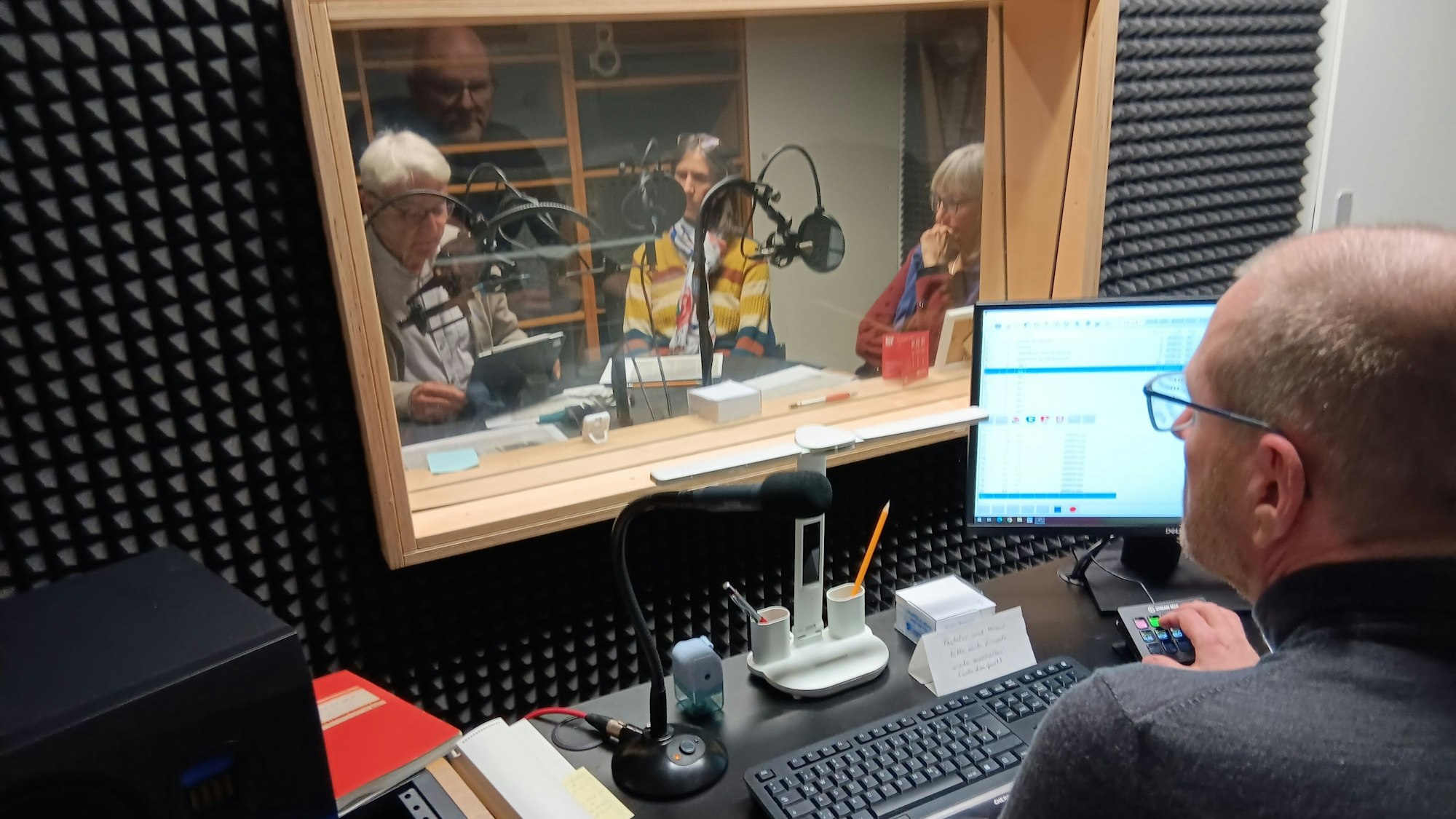 Ralf Sutorius achtet auf die Aussteuerung der Aufnahmen.