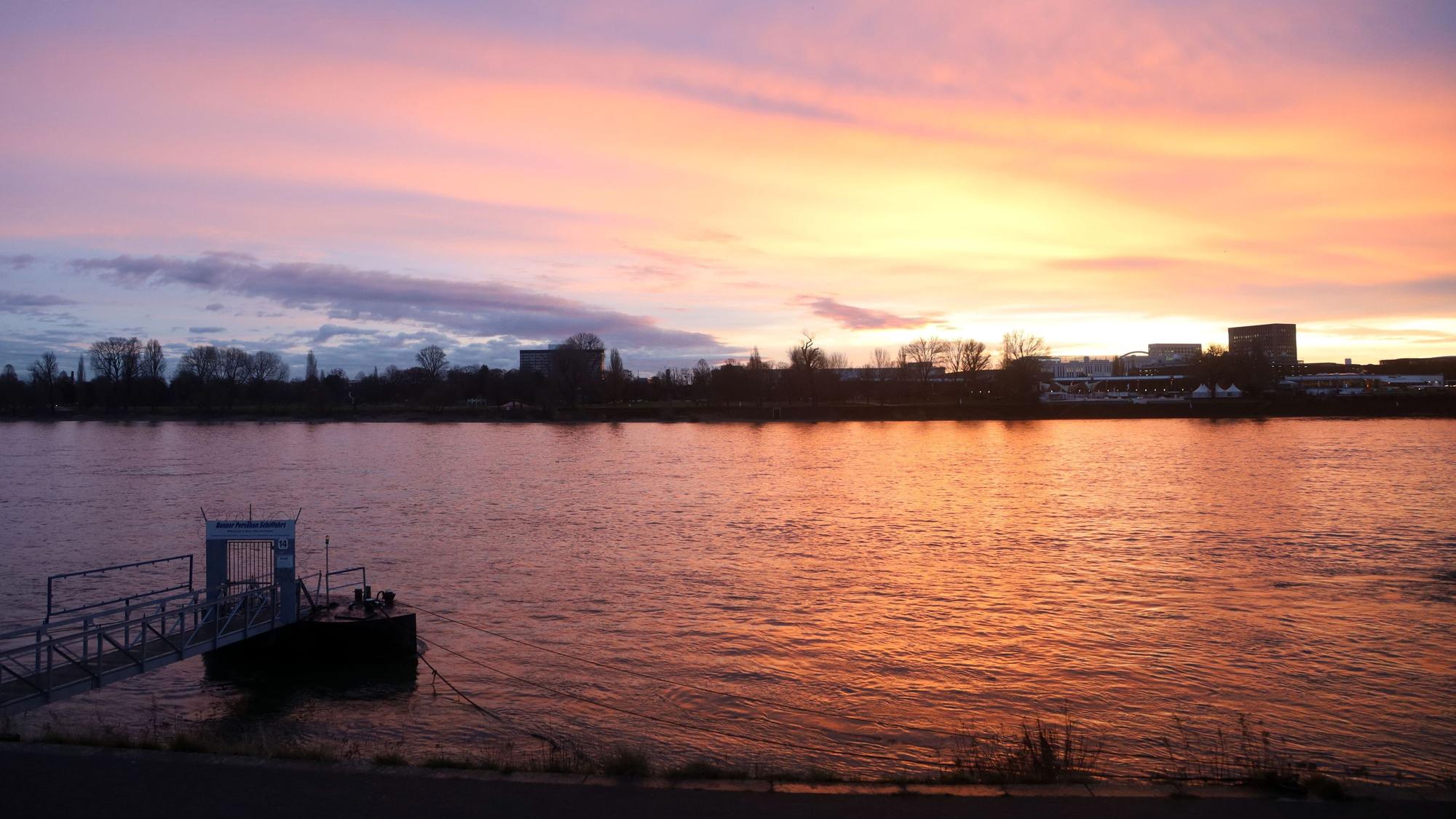 Sonnenaufgang bei milden Temperaturen am Rhein entlang der Bastei.