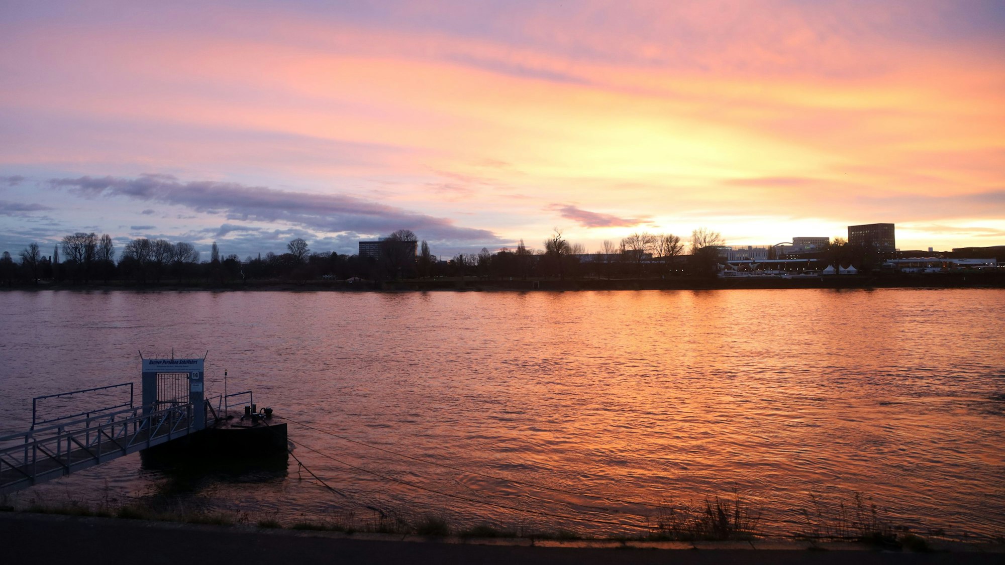 Sonnenaufgang bei milden Temperaturen am Rhein entlang der Bastei.