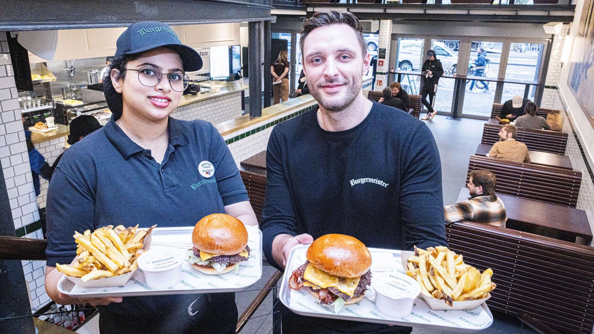 Freuen sich über die Eröffnung: Storemanagerin Daliva Mathai und Sprecher Simon Büttner im neuen Burgermeister.