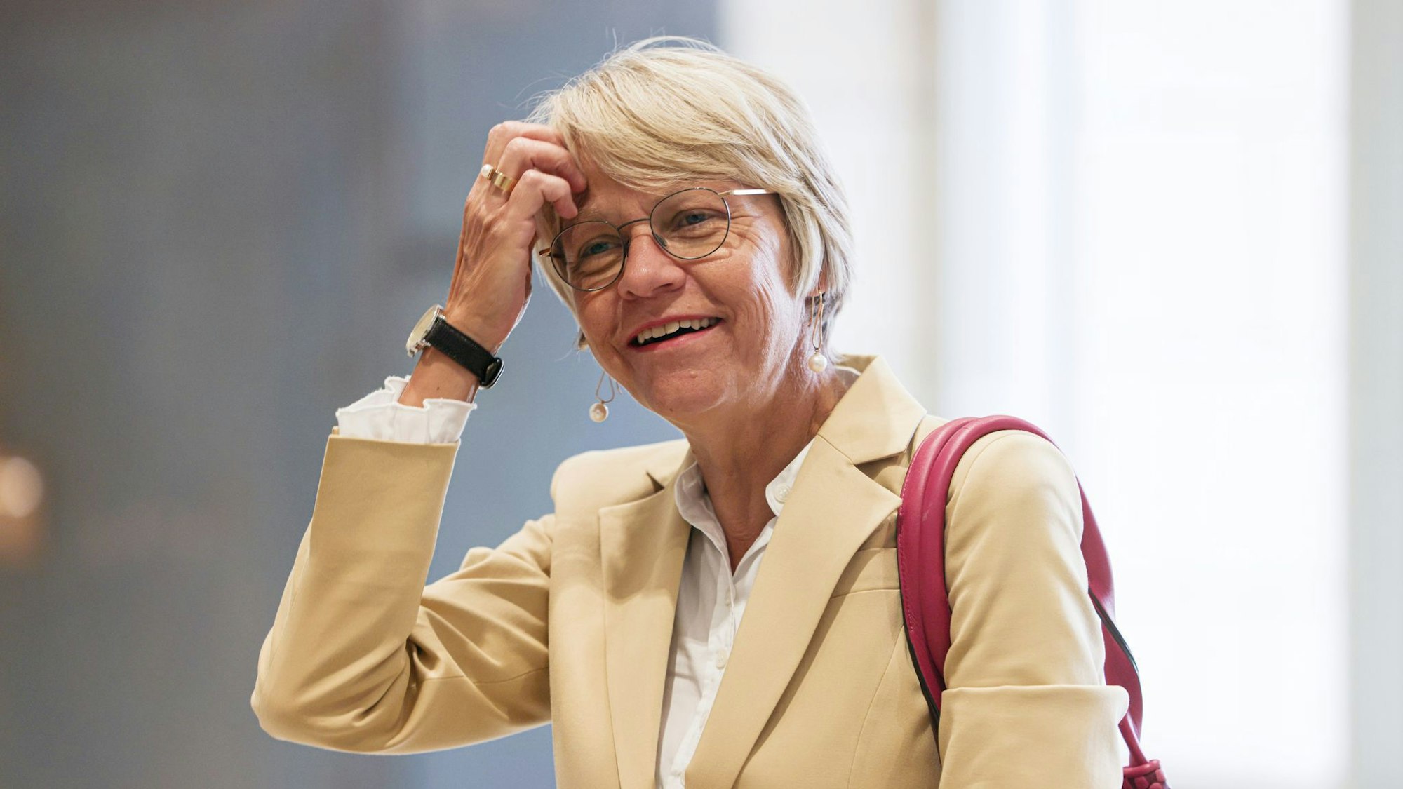 Schulministerin Dorothee Feller (CDU) kann keine Verbesserung bei der Unterrichtsausfallquote präsentieren, verspricht aber, dranzubleiben. (Archivbild)