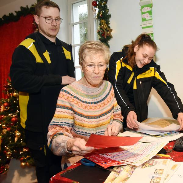 Als eine von vielen Helferinnen im Christkindpostamt studiert Birgit Müller (l.M.) die Wunschzettel der Kinder. Einige Wünsche bringen sie dabei auch zum Schmunzeln. An diesem Tag schauen ihr Anna Maria Schött und Alexander Milinski von der Post über die Schulter und lesen mit.