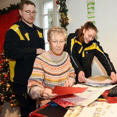 Als eine von vielen Helferinnen im Christkindpostamt studiert Birgit Müller (l.M.) die Wunschzettel der Kinder. Einige Wünsche bringen sie dabei auch zum Schmunzeln. An diesem Tag schauen ihr Anna Maria Schött und Alexander Milinski von der Post über die Schulter und lesen mit.