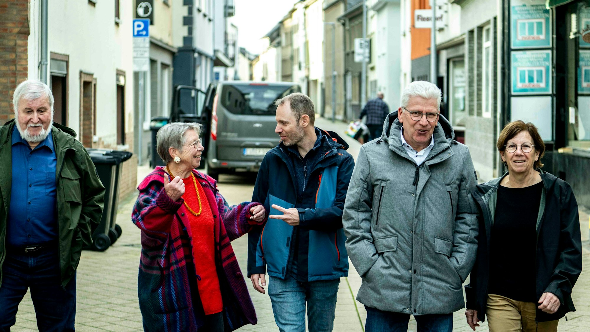Das Bild zeigt Vertreter der Stadt Euskirchen, von Feder und Anwohner, die die Bischofstraße entlang gehen.