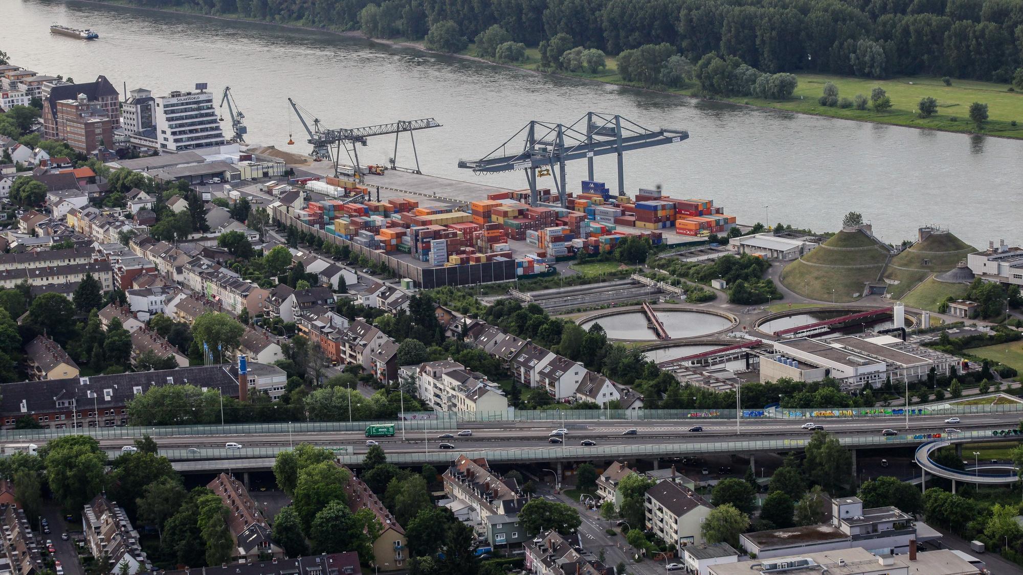 Die linksrheinische Vorbrücke zur Friedrich-Ebert-Brücke auf der A565 weist erhebliche Schäden auf.