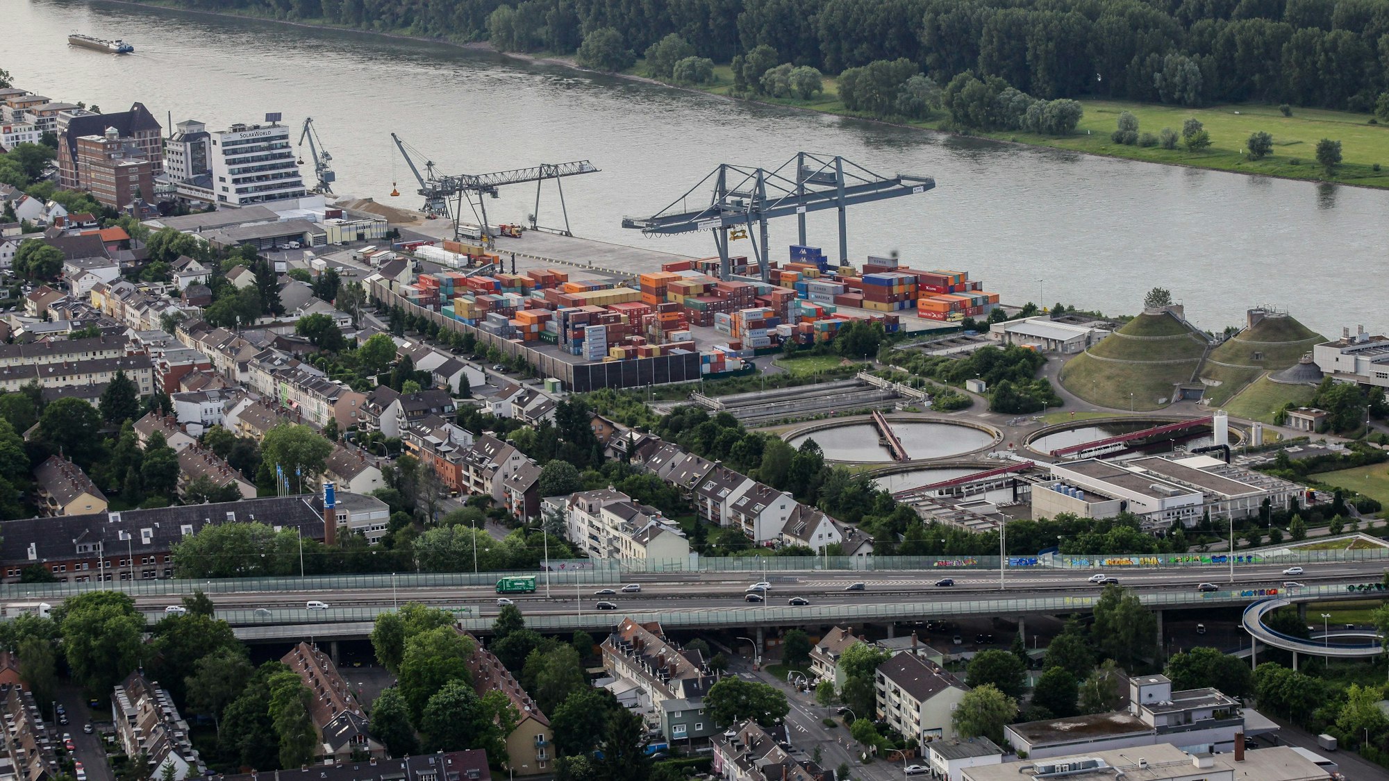 Die linksrheinische Vorbrücke zur Friedrich-Ebert-Brücke auf der A565 weist erhebliche Schäden auf.