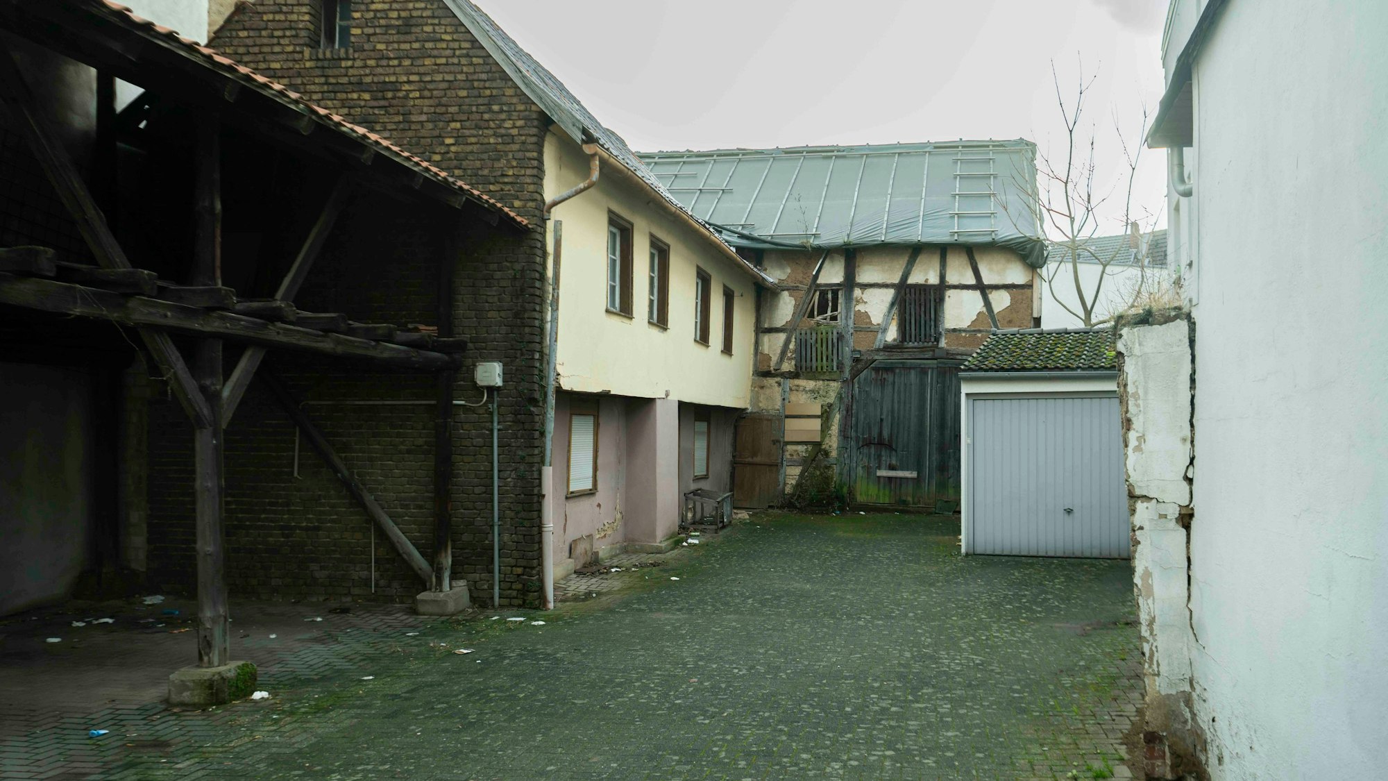 Das Bild zeigt einen ehemaligen landwirtschaftlich genutzten Betrieb an der Bischofstraße in Euskirchen. Er ist ziemlich heruntergekommen.