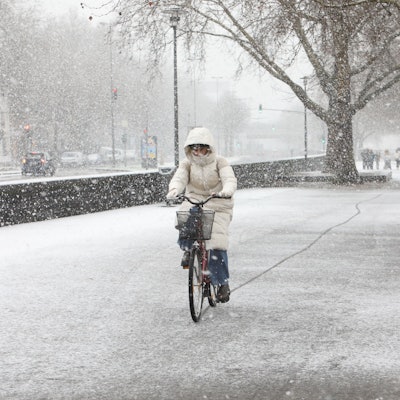 Schnee auf Straße in Köln.