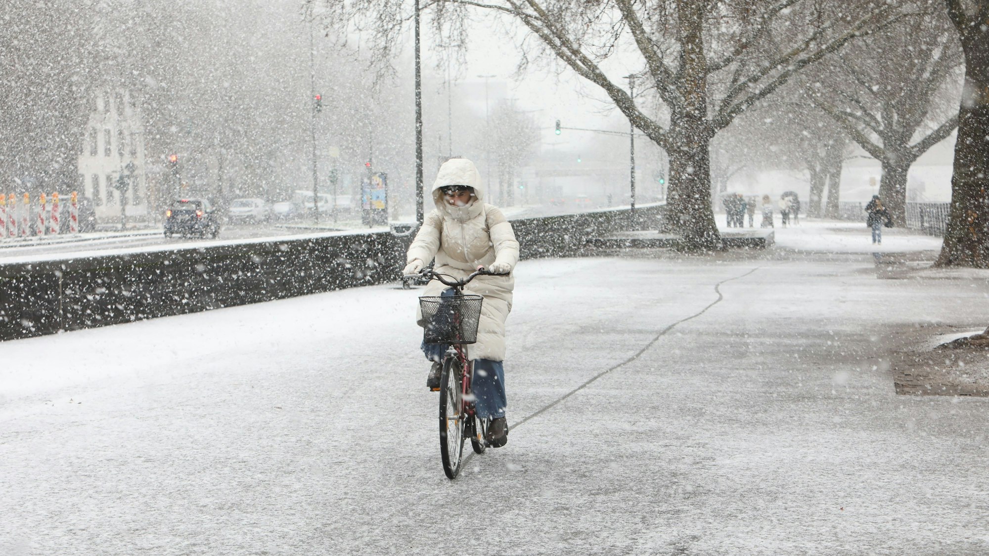 Schnee auf Straße in Köln.