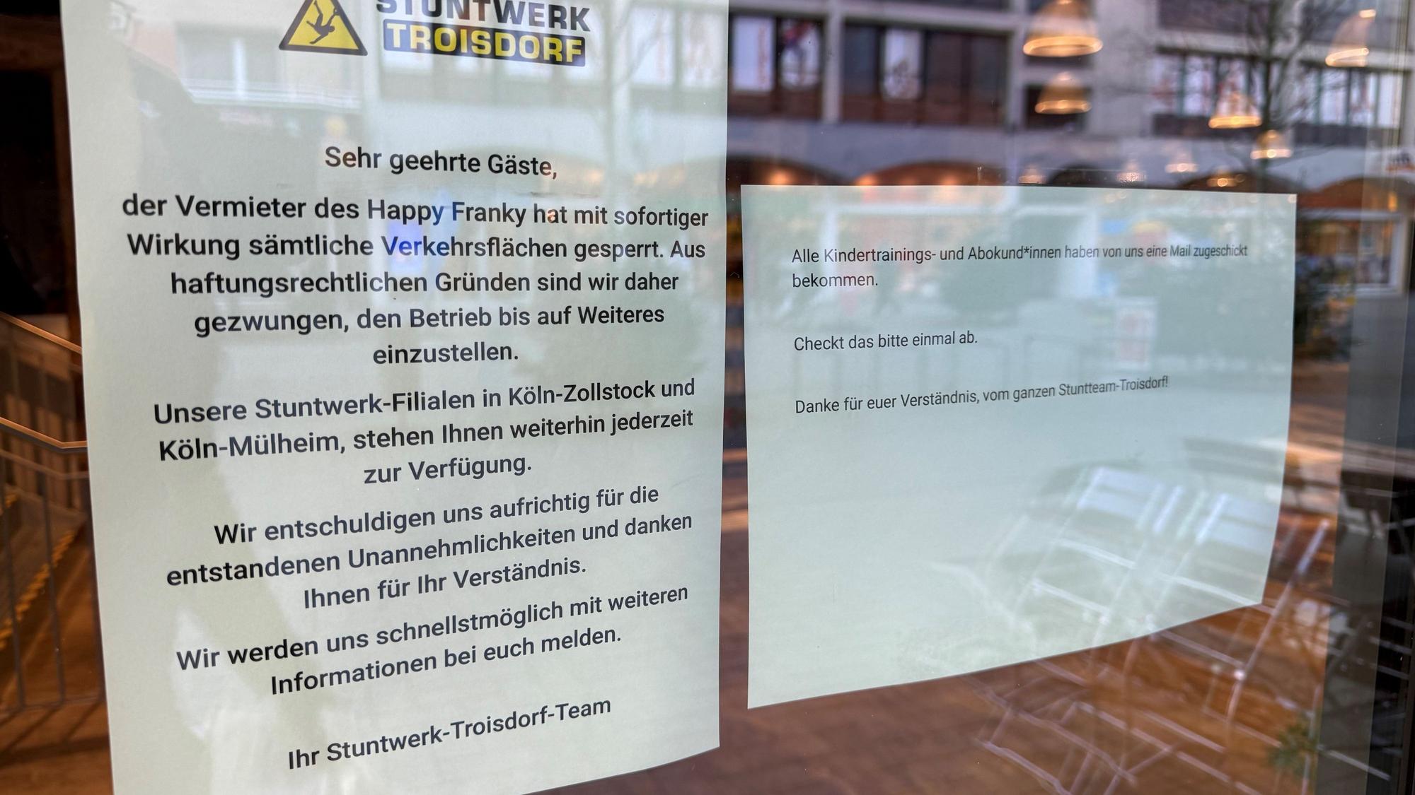 Ein Aushang an die Gäste einer Kletterhalle.