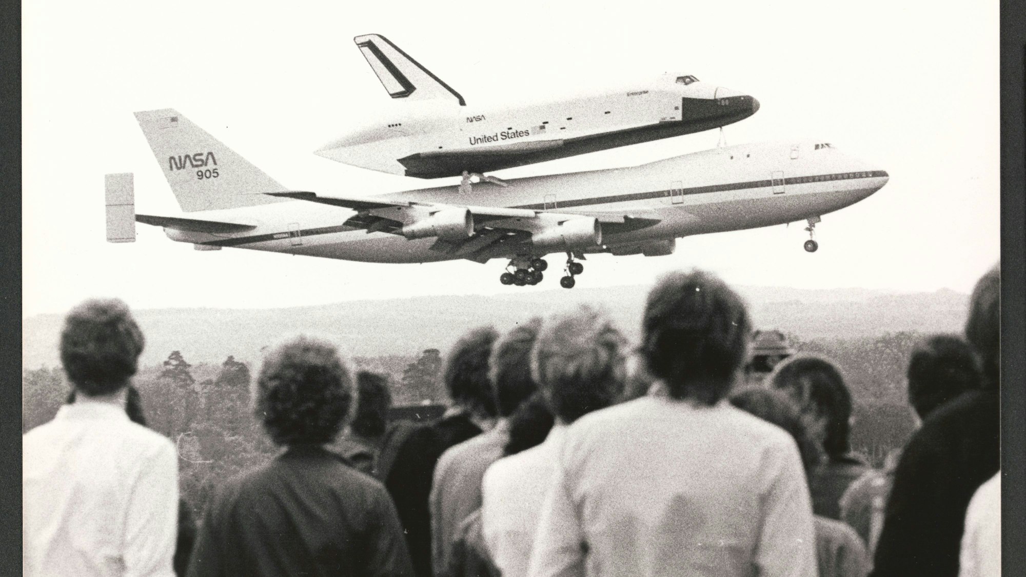 Im Mai 1983 besuchte eine NASA-Delegation Köln/Bonn mit dem Space Shuttle Enterprise. Mehr als 300.000 Besucher beobachteten die Landung bzw. besichtigten die Raumfähre, die auf den Rücken einer Boeing 747 montiert war. - Foto vom 20.05.1983